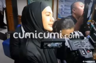 Paula Verhoeven usai sidang mediasi. (Foto: tangkapan layar video Youtube Cumicumi)