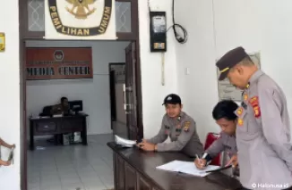 Pengamanan di Kantor Pemilihan Umum Daerah (KPUD) PPU oleh Polres Penajam Paser Utara. (Foto: halaman resmi Humas Polri)