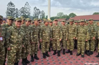 Para menteri melakukan olahraga dan baris-berbaris di hari pertama retret, di Lapangan Sapta Marga, Akademi Militer, Magelang, Jumat (25/10/2024). (Foto: Istimewa)