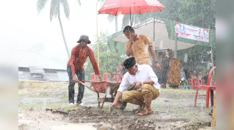 Mahyeldi lakukan peletakan batu pertama pembangunan asrama putra Panti Asuhan Muhammadiyah Salareh Aia, Palembayan, Agam. (Foto: Tim Mahyeldi)