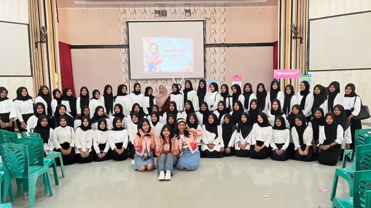 Edukasi Hadapi Dunia Kerja kepada Siswi SMK N 1 Payakumbuh oleh Emina Cosmetics. (Foto: Emina Cosmetics)