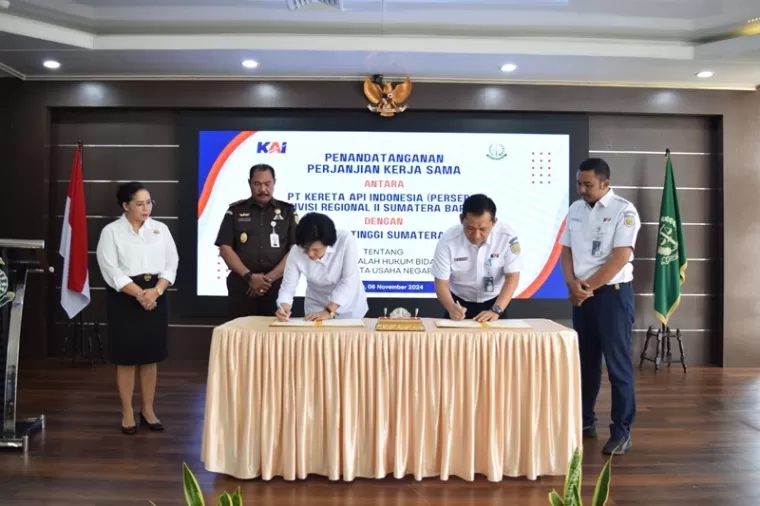 Penandatanganan Perjanjian Kerja Sama (PKS) antara PT Kereta Api Indonesia (Persero) Divisi Regional II Sumbar dengan Kejaksaan Tinggi Sumbar tentang Penanganan Masalah Hukum Bidang Perdata dan Tata Usaha Negara. (Foto: Humas KAI Divre II Sumbar)