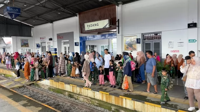 Suasana di Stasiun Kereta Api Sawahan Kota Padang. (Foto: Humas KAI Divre II Sumbar)