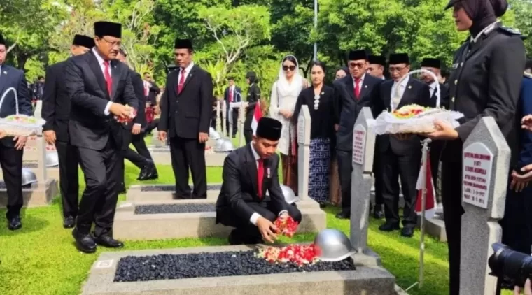 Kenang Jasa Pahlawan, Gibran Rakabuming Raka dan Menteri Kabinet Lakukan Tabur Bunga