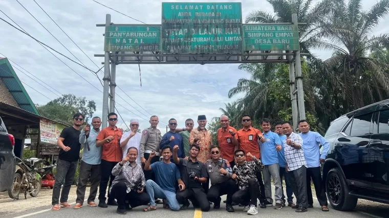 Mahyeldi bersama tim dan keamanan dari Polda Sumbar di perbatasan Sumatera Barat-Sumatera Utara. (Foto: Tim Mahyeldi)