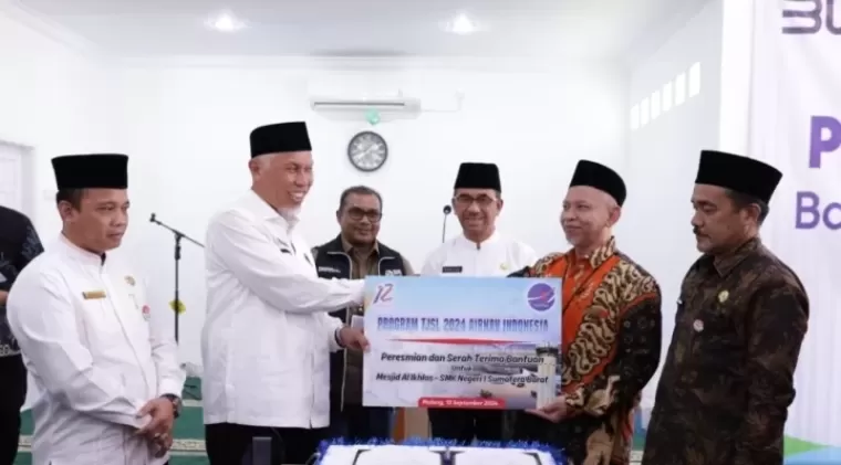 Penyerahan Bantuan untuk Masjid Al-Ikhlas SMK 1 Sumbar dari BRI Regional Padang. (Foto: Istimewa)