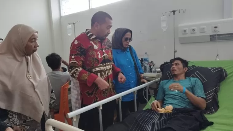 Plt. Gubernur Sumbar, Audy Joinaldy didampingi Kadis Kesehatan Sumbar, dr. Lila Yanuar, saat membezuk korban longsor tambang akhir pekan lalu. (Foto: Istimewa)