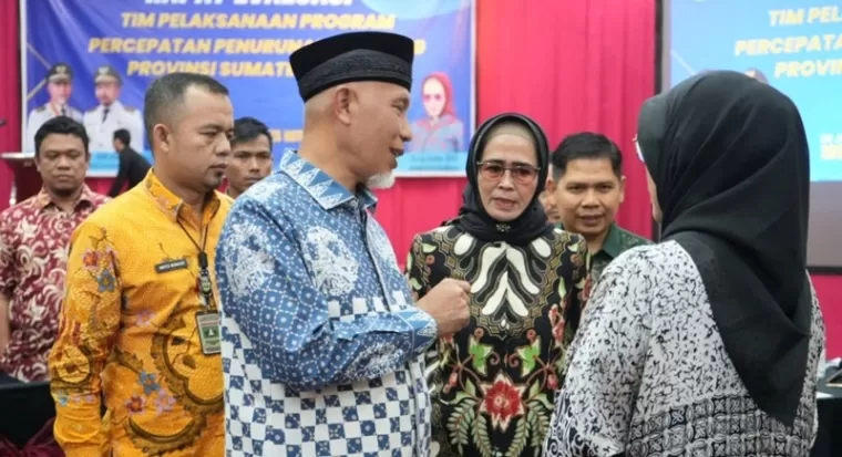 Gubernur Sumbar, Mahyeldi Ansharullah saat berdiskusi dengan Kepala Dinas Kesehatan Sumbar, dr.Lila Yanuar, saat Rapat Evaluasi Tim Pelaksanaan Program Percepatan Penurunan Stunting (TPPS) Provinsi Sumbar. (Foto: Istimewa)