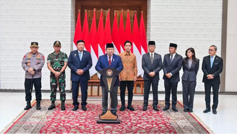 Presiden Prabowo Subianto menyampaikan keterangannya kepada awak media di Pangkalan TNI AU Halim Perdanakusuma, Jakarta, pada Jumat, 8 November 2024. (Foto: BPMI Setpres)