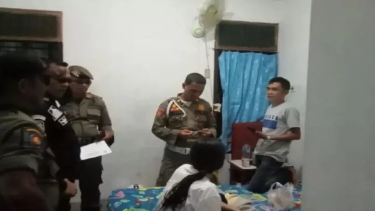 Satpol PP Agam Amankan Dua Pasangan di Penginapan Tanpa Ikatan Pernikahan