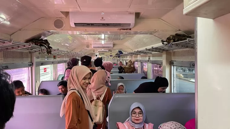 Suasana di salah satu Gerbong Kereta Api ramai dengan Penumpang. (Humas KAI Divre II)