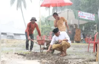 Mahyeldi lakukan peletakan batu pertama pembangunan asrama putra Panti Asuhan Muhammadiyah Salareh Aia, Palembayan, Agam. (Foto: Tim Mahyeldi)