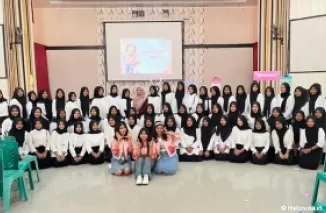 Edukasi Hadapi Dunia Kerja kepada Siswi SMK N 1 Payakumbuh oleh Emina Cosmetics. (Foto: Emina Cosmetics)