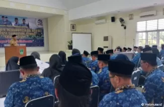 Gubernur Mahyeldi Serahkan Penghargaan untuk Anggota Korpri Sumbar Berprestasi