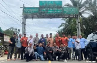 Mahyeldi bersama tim dan keamanan dari Polda Sumbar di perbatasan Sumatera Barat-Sumatera Utara. (Foto: Tim Mahyeldi)