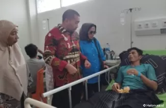 Plt. Gubernur Sumbar, Audy Joinaldy didampingi Kadis Kesehatan Sumbar, dr. Lila Yanuar, saat membezuk korban longsor tambang akhir pekan lalu. (Foto: Istimewa)