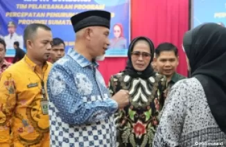 Gubernur Sumbar, Mahyeldi Ansharullah saat berdiskusi dengan Kepala Dinas Kesehatan Sumbar, dr.Lila Yanuar, saat Rapat Evaluasi Tim Pelaksanaan Program Percepatan Penurunan Stunting (TPPS) Provinsi Sumbar. (Foto: Istimewa)