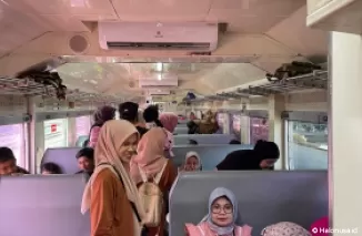 Suasana di salah satu Gerbong Kereta Api ramai dengan Penumpang. (Humas KAI Divre II)