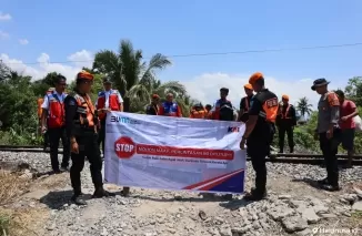 Petugas menutupi perlintasan sebidang liar Kereta Api di Padang. (Foto: Humas KAI Divre II Sumbar)