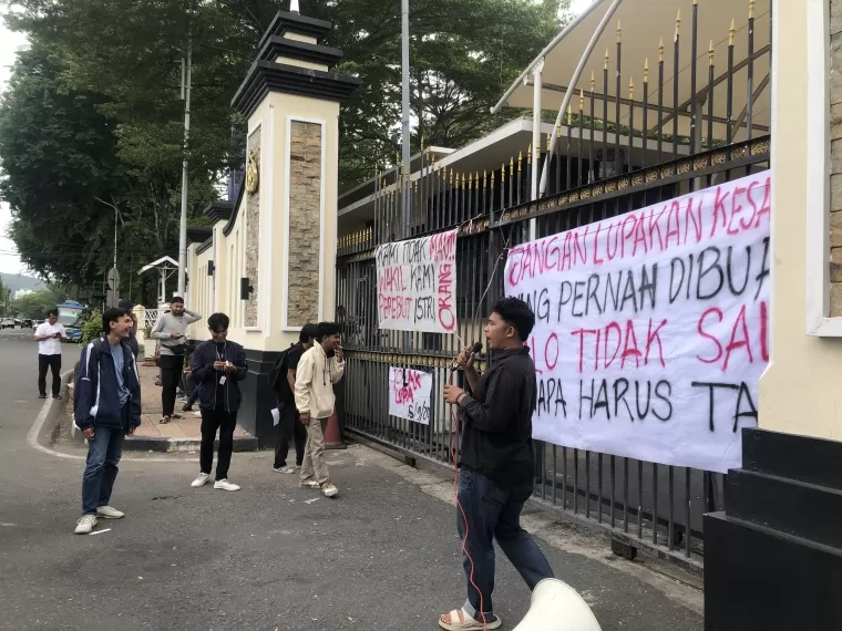 Mahasiswa aksi di depan Mapolda Sumbar