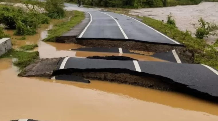 Banjir dan Longsor Melanda Enam Kecamatan di Pesisir Selatan, Jalan Provinsi Amblas