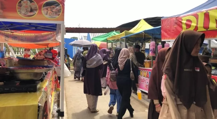 Suasana pasar kuliner ramai oleh pengunjung di Istano Basa Pagaruyung, Tanah Datar, Sabtu 7 Desember 2024. (Foto: Dewi/Halonusa)