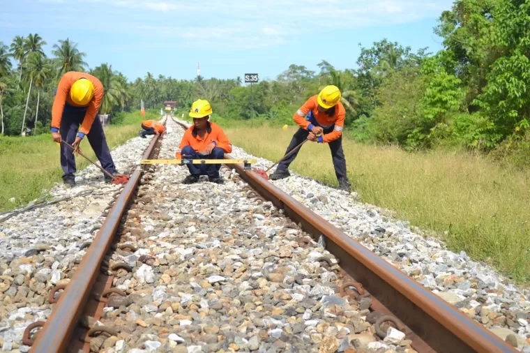 Petugas PT KAI Divre II Sumbar tengah melakukan perawatan jalur kereta Api di salah satu titik. (Foto: KAI Divre II Sumbar).