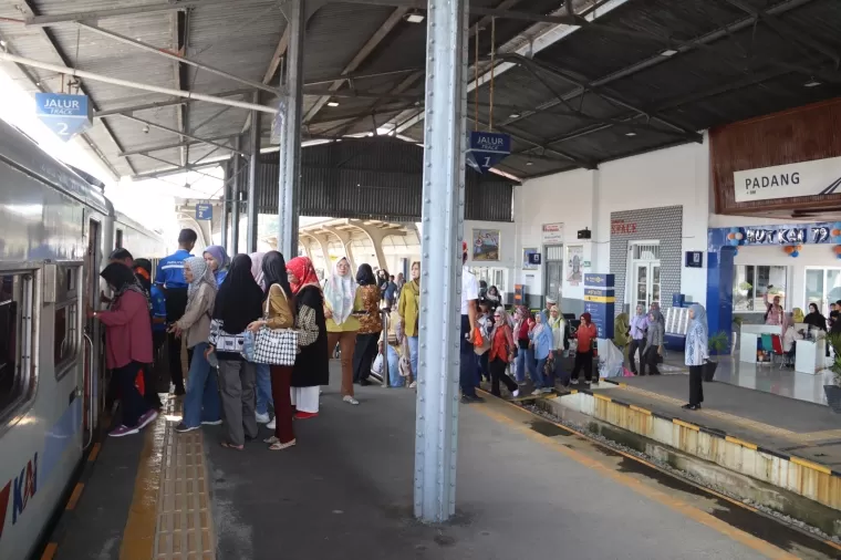 Suasana Stasiun Kereta Api Sawahan di Kota Padang ramai dengan penumpang, Jumat 6 Desember 2024. (Foto: KAI Divre II Sumbar).