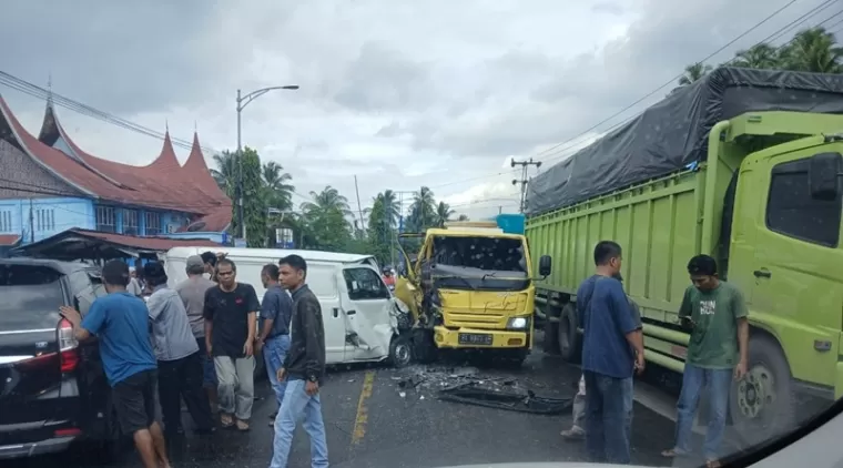 Kecelakaan beruntun di Jalan Raya Solok-Padang, depan SPBU Nagari Koto Baru, Kecamatan Kubung, Kabupaten Solok. (Foto: WA Group Kebencanaan dan Kebakaran Kota Padang)