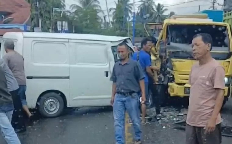 Kecelakaan beruntun di Jalan Raya Solok-Padang, depan SPBU Nagari Koto Baru, Kecamatan Kubung, Kabupaten Solok. (Foto: tangkapan layar video WA Group Kebencanaan dan Kebakaran Kota Padang)