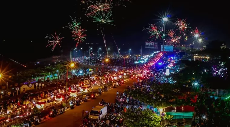 Pantai Padang, Kota Padang saat menyambut tahun baru. (Foto: Katasumbar.com)