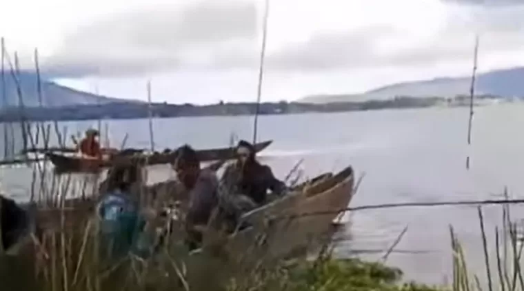 Proses evakuasi nelayan tenggelam di Danau Diateh, Alahan Panjang, Kabupaten Solok, Sumatera Barat, Senin 16 Desember 2024. (Foto: tangkapan layar video unggahan Instagram @sumbarkita)