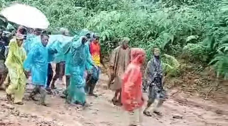 Warga Pasaman Barat yang tengah membawa Latifah Hanum dengan tandu hendak ke Rumah Sakit. (Foto: tangkapan layar video unggahan Instagram @pasamanbarat.ig)