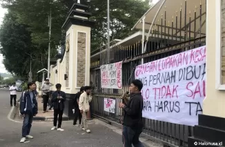 Mahasiswa aksi di depan Mapolda Sumbar