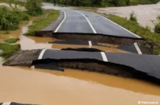 Banjir dan Longsor Melanda Enam Kecamatan di Pesisir Selatan, Jalan Provinsi Amblas