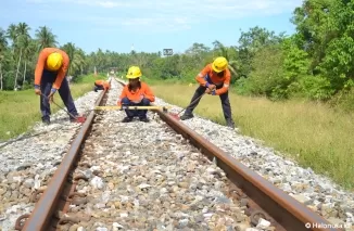 Petugas PT KAI Divre II Sumbar tengah melakukan perawatan jalur kereta Api di salah satu titik. (Foto: KAI Divre II Sumbar).