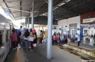 Suasana Stasiun Kereta Api Sawahan di Kota Padang ramai dengan penumpang, Jumat 6 Desember 2024. (Foto: KAI Divre II Sumbar).