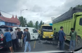 Kecelakaan beruntun di Jalan Raya Solok-Padang, depan SPBU Nagari Koto Baru, Kecamatan Kubung, Kabupaten Solok. (Foto: WA Group Kebencanaan dan Kebakaran Kota Padang)