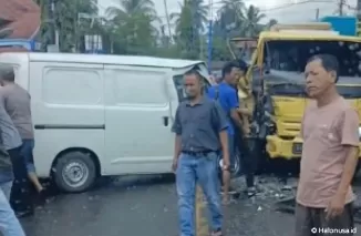 Kecelakaan beruntun di Jalan Raya Solok-Padang, depan SPBU Nagari Koto Baru, Kecamatan Kubung, Kabupaten Solok. (Foto: tangkapan layar video WA Group Kebencanaan dan Kebakaran Kota Padang)