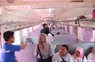 Suasana dalam gerbong Kereta Api Sawahan di Kota Padang ramai dengan penumpang, Jumat 6 Desember 2024. (Foto: KAI Divre II Sumbar).