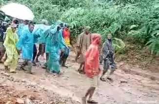 Warga Pasaman Barat yang tengah membawa Latifah Hanum dengan tandu hendak ke Rumah Sakit. (Foto: tangkapan layar video unggahan Instagram @pasamanbarat.ig)