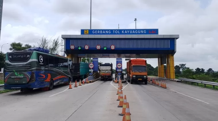 Suasana beberapa kendaraan yang tengah melewati Gerbang Tol Kayuagung. (Foto: halaman resmi Hutama Karya)