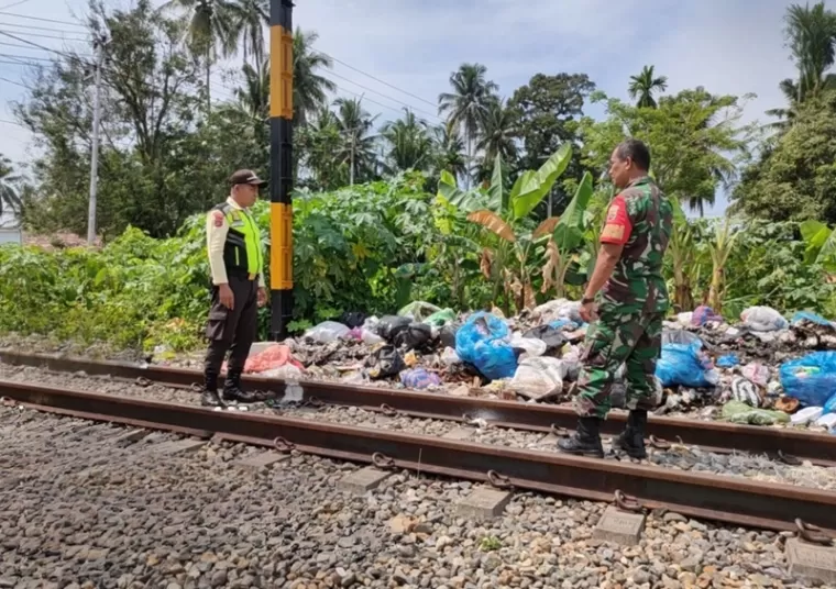 Petugas saat meninjau lokasi rel Kereta Api yang bertumpukan sampah. (Foto: Humas KAI Divre II Sumbar)