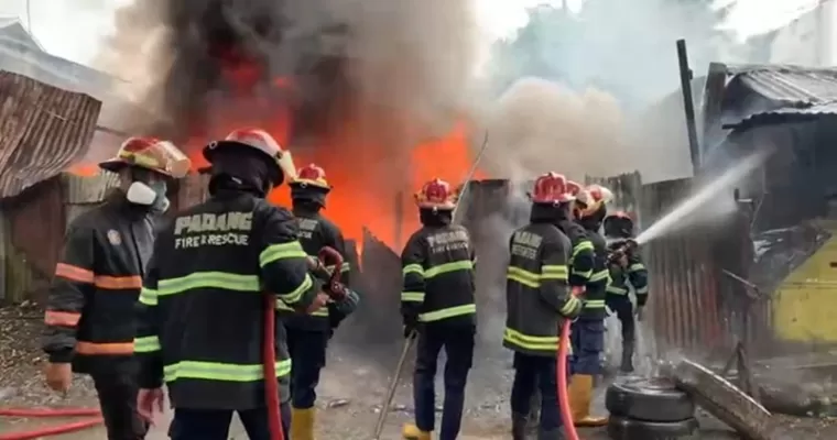 Damkar Padang padamkan api di gudang rongsokan dan bengkel, Lubuk Begalung. (Foto: Damkar Padang)