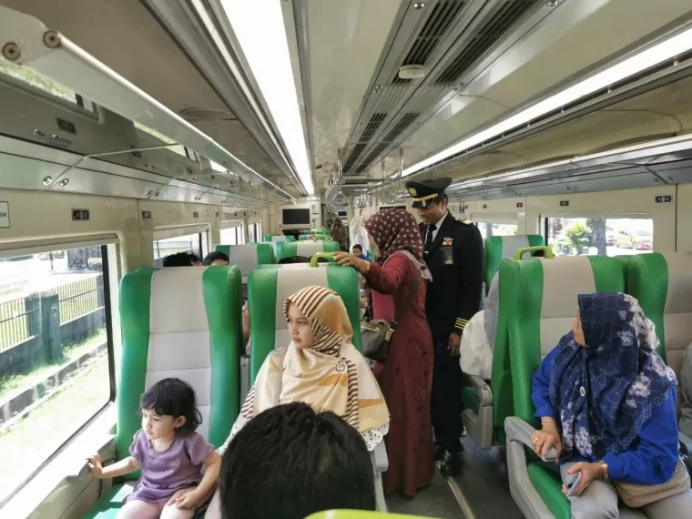 Suasana di salah satu gerbong Kereta Api Divre II Sumbar ramai saat petugas menyapa penumpang. (Foto: Humas KAI Sumbar)