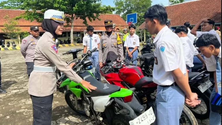 Ilustrasi razia knalpot di Padang. (Foto: Voi.id)