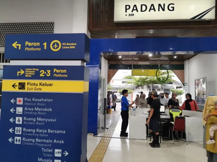 Suasana stasiun Kereta Api Sawahan yang tengah ramai. (Foto: Humas KAI Divre II Sumbar)