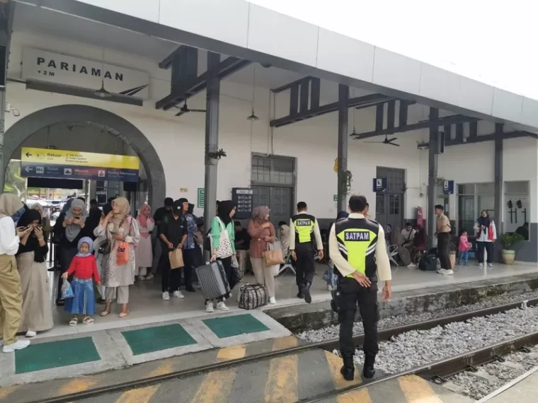 Suasana di salah satu stasiun Kereta Api di Sumbar, ramai dipenuhi penumpang. (Foto: Humas KAI Divre II)