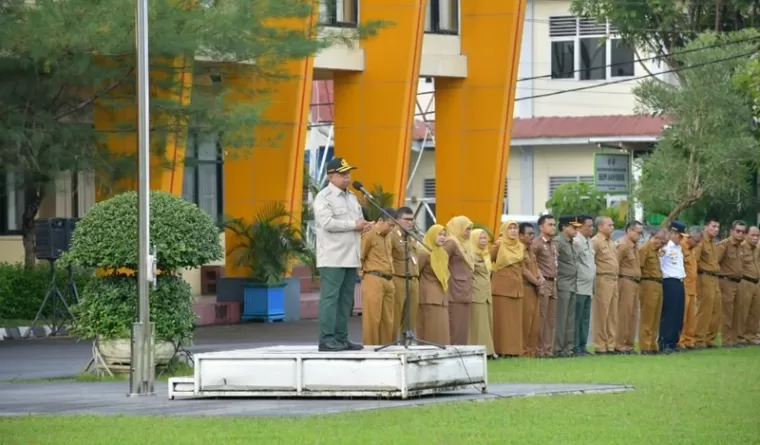 Sekretaris Daerah Kabupaten Agam, Drs. H. Edi Busti, M.Si, pimpin Apel Gabungan di Halaman Kantor Bupati Agam. (Foto: Facebook Agam Media Center)