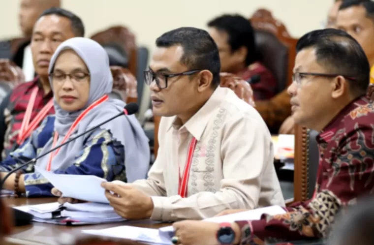 Andre Azki dari Bawaslu Tanah Datar saat memberikan keterangan dalam sidang lanjutan Perselisihan Hasil Pemilihan Umum (PHPU) di Mahkamah Konstitusi (MK), Rabu (22/1/2025). (Foto: halaman resmi MK RI)